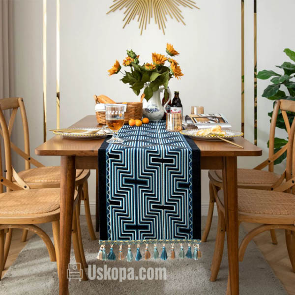 trang trí hoa và khăn trải bàn lên bàn ăn